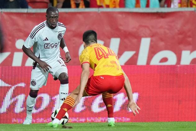 BIALYSTOK, 22-08-2024, Bialystok City Stadium, football, UEFA Europa League Play Offs, season 2024 2025, Jagiellonia Bialystok - Ajax. Jagiellonia Bialystok player Joao Moutinho and Ajax player Carlos Forbs Jagiellonia Bialystok - Ajax  x26087867x Copyright: