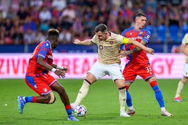 Viktoria Plzen v Heart of Midlothian Europa League 22 08 2024. Play Off Leg 1 of 2 Lawrence Shankland of Hearts holds off Erik Jirka of FC Viktoria Plzen during the UEFA Europa League play off first leg match between Viktoria Plzen and Heart of Midlothian at Doosan Arena, Plzen, Czech Republic on 22 August 2024. Plzen Doosan Arena Czech Republic Editorial use only , Copyright: xMalcolmxMackenzie HeartsxFCx PSI-20238-0025