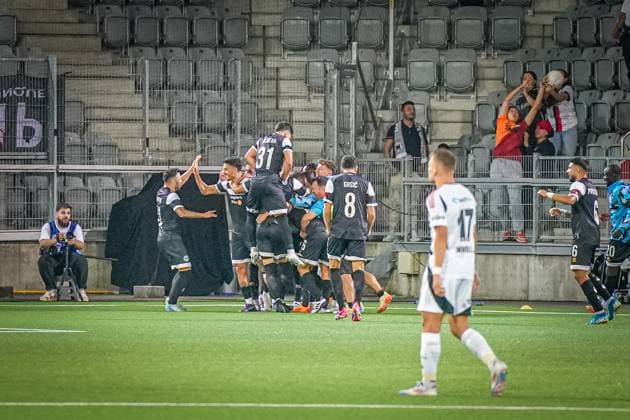 Fussball: UEFA Europa-League-Qualifikation Play-offs FC LUGANO (SUI) vs. BESIKTAS JK Istanbul (TUR), Arena Thun, Schweiz: Torjubel nach dem Ausgleichstor durch Mattia Zanotti (Lugano 46) zum 3:3 Copyright: xJOERANxSTEINSIEKx