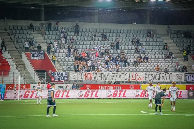 Fussball: UEFA Europa-League-Qualifikation Play-offs FC LUGANO (SUI) vs. BESIKTAS JK Istanbul (TUR), Arena Thun, Schweiz: Torjubel nach dem Ausgleichstor durch Mattia Zanotti (Lugano 46) zum 3:3 - Fanblock Lugano Copyright: xJOERANxSTEINSIEKx