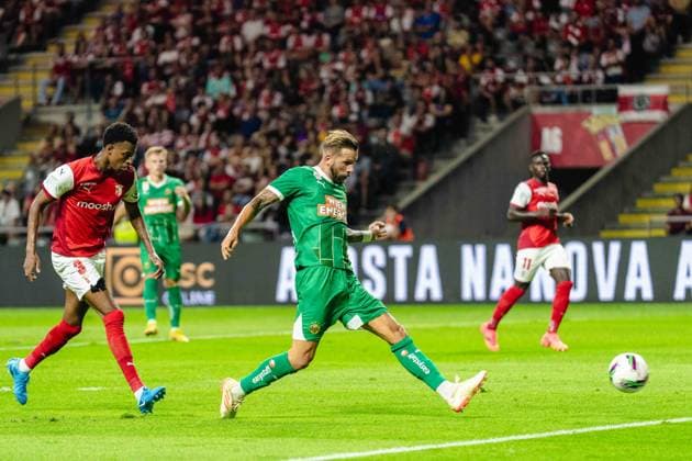 SOCCER - UEFA EL, Braga vs Rapid BRAGA,PORTUGAL,22.AUG.24 - SOCCER - UEFA Europa League, qualification, Sporting Club de Braga vs SK Rapid Wien. Image shows Robson Bambu (Braga) and Guido Burgstaller (Rapid). keyword: goal  GEPAxpictures xKevinxHackner