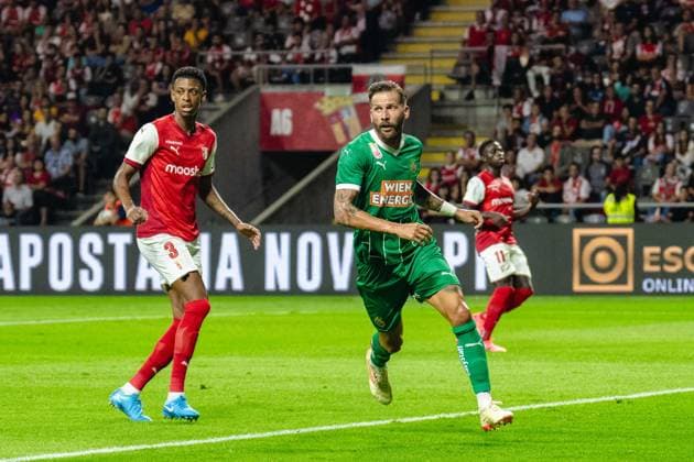 SOCCER - UEFA EL, Braga vs Rapid BRAGA,PORTUGAL,22.AUG.24 - SOCCER - UEFA Europa League, qualification, Sporting Club de Braga vs SK Rapid Wien. Image shows Robson Bambu (Braga) and the rejoicing of Guido Burgstaller (Rapid).  GEPAxpictures xKevinxHackner