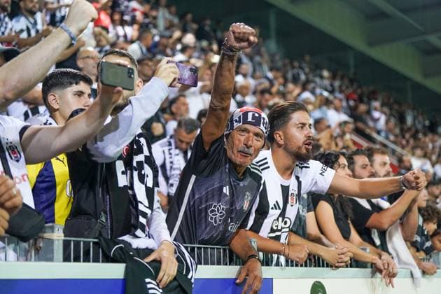 Fussball: UEFA Europa-League-Qualifikation Play-offs FC LUGANO (SUI) vs. BESIKTAS JK Istanbul (TUR), Arena Thun, Schweiz: Besiktas Fans Copyright: xJOERANxSTEINSIEKx