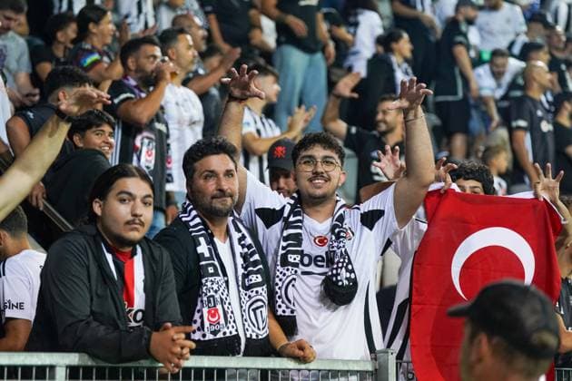 Fussball: UEFA Europa-League-Qualifikation Play-offs FC LUGANO (SUI) vs. BESIKTAS JK Istanbul (TUR), Arena Thun, Schweiz: Besiktas Fans Copyright: xJOERANxSTEINSIEKx