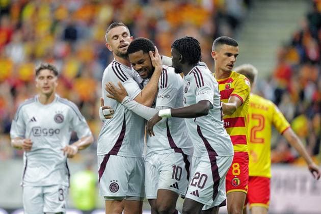 BIALYSTOK, 22-08-2024, Bialystok City Stadium, football, UEFA Europa League Play Offs, season 2024 2025, Jagiellonia Bialystok - Ajax. Ajax player Chuba Akpom scores his 3rd goal for the 1-4 from the penalty spot and celebrates with Jordan Henderson and Bertrand Traore (R) Jagiellonia Bialystok - Ajax  x26088503x Copyright: