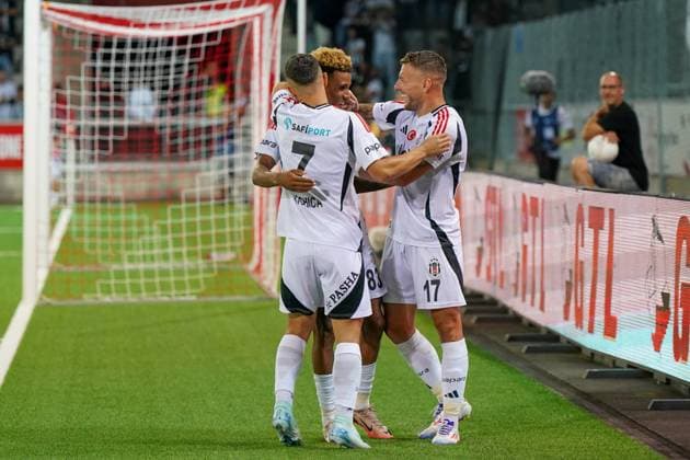 Fussball: UEFA Europa-League-Qualifikation Play-offs FC LUGANO (SUI) vs. BESIKTAS JK Istanbul (TUR), Arena Thun, Schweiz: Torjubel nach dem zweiten Tor von Gedson Fernandes (Besiktas 83) gemeinsam mit Milot Rashica (Besiktas 7) und Ciro Immobile (Besiktas 17) Copyright: xJOERANxSTEINSIEKx