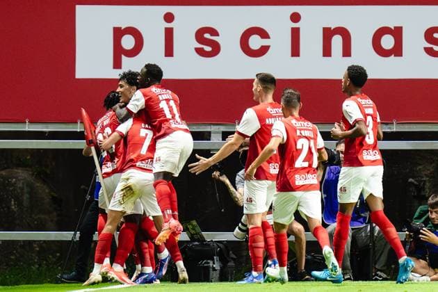 SOCCER - UEFA EL, Braga vs Rapid BRAGA,PORTUGAL,22.AUG.24 - SOCCER - UEFA Europa League, qualification, Sporting Club de Braga vs SK Rapid Wien. Image shows the rejoicing of Bright Arrey-Mbi, Bruma, Roger Fernandes, Ricardo Horta and Robson Bambu (Braga).  GEPAxpictures xKevinxHackner