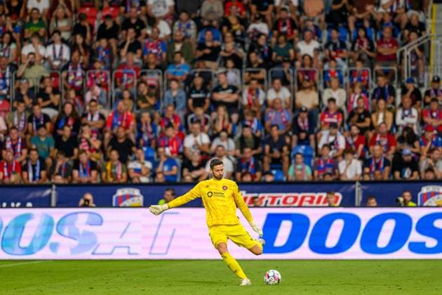 Viktoria Plzen v Heart of Midlothian Europa League 22 08 2024. Play Off Leg 1 of 2 Hearts goalkeeper Craig Gordon during the UEFA Europa League play off first leg match between Viktoria Plzen and Heart of Midlothian at Doosan Arena, Plzen, Czech Republic on 22 August 2024. Plzen Doosan Arena Czech Republic Editorial use only , Copyright: xMalcolmxMackenzie HeartsxFCx PSI-20238-0049
