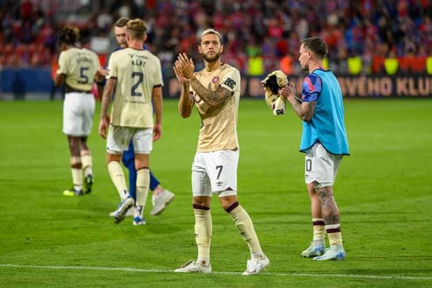 Viktoria Plzen v Heart of Midlothian Europa League 22 08 2024. Play Off Leg 1 of 2 Jorge Grant of Hearts applauds the fans after the UEFA Europa League play off first leg match between Viktoria Plzen and Heart of Midlothian at Doosan Arena, Plzen, Czech Republic on 22 August 2024. Plzen Doosan Arena Czech Republic Editorial use only , Copyright: xMalcolmxMackenzie HeartsxFCx PSI-20238-0059