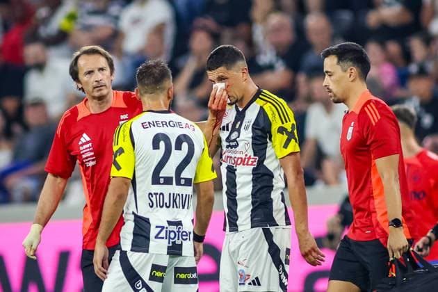 Sport Bilder des Tages SOCCER - UEFA EL, LASK vs Bukarest LINZ,AUSTRIA,22.AUG.24 - SOCCER - UEFA Europa League, qualification, Linzer ASK vs FCSB Bukarest. Image shows Filip Stojkovic (LASK) and Robert Zulj (LASK).  GEPAxpictures xManuelxBinder
