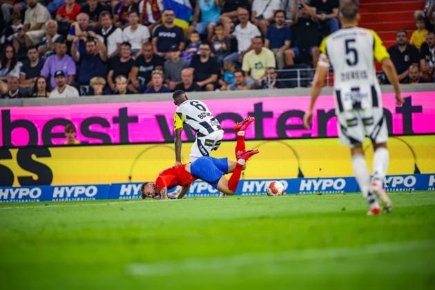 SOCCER - UEFA EL, LASK vs Bukarest LINZ,AUSTRIA,22.AUG.24 - SOCCER - UEFA Europa League, qualification, Linzer ASK vs FCSB Bukarest. Image shows David Miculescu (Bukarest) and Melayro Bogarde (LASK).  GEPAxpictures xManuelxBinder