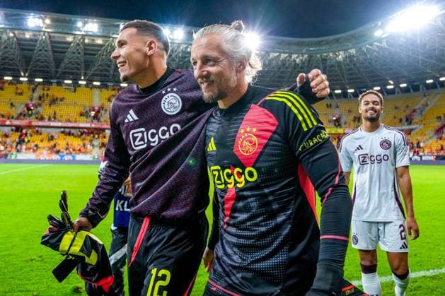 BIALYSTOK, 22-08-2024, Bialystok City Stadium, football, UEFA Europa League Play Offs, season 2024 2025, Jagiellonia Bialystok - Ajax. Ajax player Jay Gorter and Ajax goalkeeper Remko Pasveer after the match Jagiellonia Bialystok - Ajax  x26089424x Copyright: