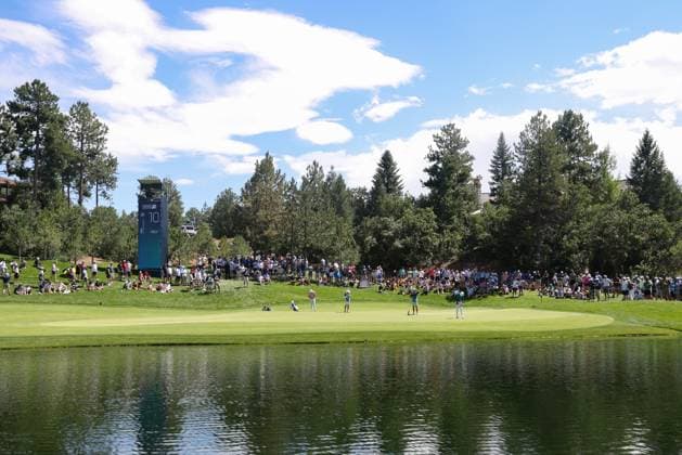 CASTLE ROCK, CO - AUGUST 22: A wide view of 10 green with water in front and blue skies during the first round of the BMW Championship on August 22, 2024 at Castle Pines Golf Club in Castle Rock, CO. (Photo by Scott Winters Icon Sportswire) GOLF: AUG 22 PGA, Golf Herren FedExCup Playoffs - BMW Championship EDITORIAL USE ONLY Icon2408220569
