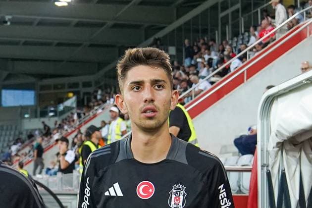 Fussball: UEFA Europa-League-Qualifikation Play-offs FC LUGANO (SUI) vs. BESIKTAS JK Istanbul (TUR), Arena Thun, Schweiz: Ege Tiknaz (Besiktas 21) *** Football UEFA Europa League Qualification Play offs FC LUGANO SUI vs BESIKTAS JK Istanbul TUR , Arena Thun, Switzerland Ege Tiknaz Besiktas 21 Copyright: xJOERANxSTEINSIEKx