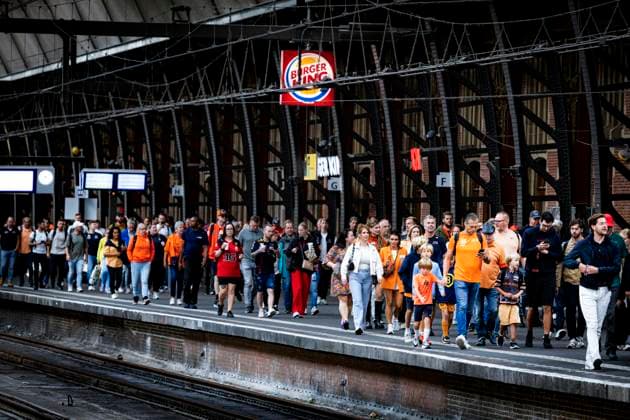 AMSTERDAM - Race fans at Amsterdam Central Station are on their way to Zandvoort aan Zee by train. The NS is running twelve trains per hour on this route during the Formula 1 race weekend in Zandvoort. This means that a train will depart every five minutes. The extra number of trains should allow the large number of expected Formula 1 fans to travel to and from the circuit. ANP RAMON VAN FLYMEN xVIxANPxSportx xxANPxIVx 506542553 originalFilename: 506542553.jpg