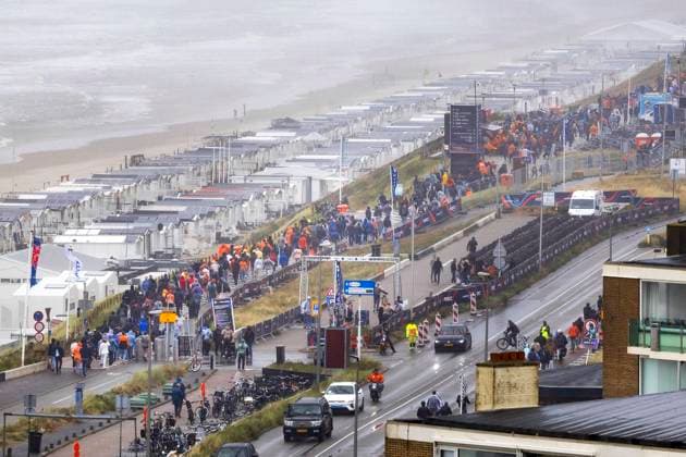 ZANDVOORT - Race fans walk towards the Zandvoort circuit prior to the Dutch F1 Grand Prix. ANP RAMON VAN FLYMEN xVIxANPxSportx xxANPxIVx 506546533 originalFilename: 506546533.jpg