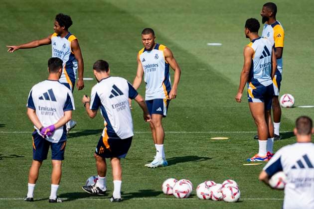 Sport Themen der Woche KW34 Sport Bilder des Tages La Liga EA Sports 2024 2025: Real Madrid Training Session Kylian Mbappe (C) seen training during Real Madrid Training Session and press conference, PK, Pressekonferenz ahead of their La Liga EA Sports football match against Real Valladolid CF at Ciudad Real Madrid on August 23, 2024 in Valdebebas, Spain. Valdebebas Ciudad Real Madrid Madrid Spain Copyright: xAlbertoxGardinx AGardin_20240823_Football_Liga_Real_Madrid_Training_033