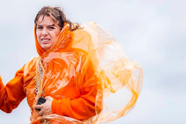 ZANDVOORT - Race fans brave the weather and walk towards the Zandvoort circuit before the F1 Grand Prix of the Netherlands. ANP RAMON VAN FLYMEN xVIxANPxSportx xxANPxIVx 506549347 originalFilename: 506549347.jpg