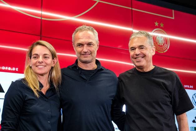 Sport Themen der Woche KW34 Sport Bilder des Tages (l-r) Nia Kuenze (DFB, Sportdirektorin), Christian Wueck (Deutschland, Trainer) und Andreas Rettig (DFB, Geschaeftsfuehrer , GER, Pressekonferenz zur Vorstellung des neuen Bundestrainers der Frauen Fussball Nationalmannschaft, Frankfurt, 23.08.2024. GER, Pressekonferenz zur Vorstellung des neuen Bundestrainers der Frauen Fussball Nationalmannschaft, Frankfurt, 23.08.2024. Frankfurt *** l r Nia Kuenze DFB, Sports Director , Christian Wueck Germany, Coach and Andreas Rettig DFB, Managing Director Sport , GER, Press conference for the presentation of the new national coach of the womens national soccer team, Frankfurt, 23 08 2024 GER, Press conference for the presentation of the new national coach of the womens national soccer team, Frankfurt, 23 08 2024 Frankfurt Copyright: xEibner-Pressefoto FlorianxWieganx EP_FWD