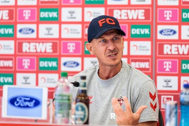 2. Fussball Bundesliga: 1. FC Köln Pressekonferenz; 23.08.2024 Gerhard Struber (Trainer 1. FC Köln) gestikuliert 2. Fussball Bundesliga: Pressekonferenz 1. FC Köln; Geissbockheim, 23.08.2024