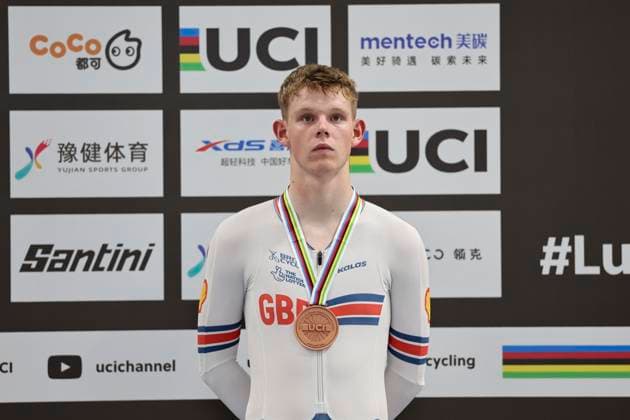 2024 UCI Junior Track World Championships Picture by Alex Whitehead SWpix.com - 23 08 2024 - Cycling - 2024 UCI Junior Track World Championships - Luoyang Velodrome, Henan Province, China - Men™s Points Race Podium - Finlay Tarling (Great Britain) receiving the Bronze Medal Copyright: x xSWpix.comx(t axPhotographyxHubxLtd)xAlexxWhitehead SWpix.comx SWP-2416-2758