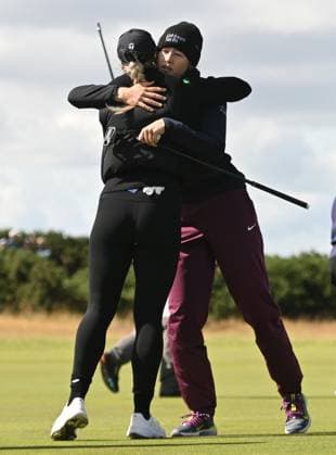 World Number 1 Nelly Korda on the 9th Green as she finishes her round at -8 and leads the Women s Open Championship hugs Charley Hull AIG Women s Open, Day Two, Golf, St. Andrews, Scotland, UK - 23 Aug 2024  Copyright: xGreigxCowie Shutterstockx 14655508aq