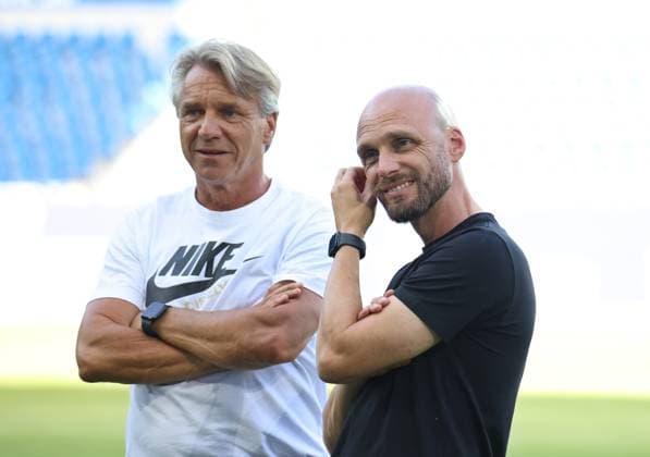 23.08.2024, Fussball, Herren, 2. Bundesliga, Saison 2024 2025, Karlsruher SC - SV 07 Elversberg, Trainer Horst Steffen (SV 07 Elversberg) und Sportdirektor Nils-Ole Book (SV 07 Elversberg) Karlsruhe BBBank Wildpark Baden-Württemberg Deutschland (DE) Copyright: xFabianxKleerx