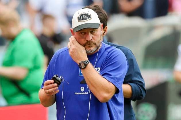 Trainer Steffen Baumgart (Hamburger SV) schaut, 2. Bundesliga, Hannover 96 vs Hamburger SV, Heinz von Heiden Arena am 23. August 2024 in Hannover, Deutschland. (Foto von Marco Steinbrenner DeFodi Images) Trainer Steffen Baumgart (Hamburger SV) looks on, 2. Bundesliga, Hannover 96 vs Hamburger SV, Heinz von Heiden Arena, August 23, 2024 in Hanover, Germany. (Photo by Marco Steinbrenner DeFodi Images) DFB DFL REGULATIONS PROHIBIT ANY USE OF PHOTOGRAPHS AS IMAGE SEQUENCES AND OR QUASI-VIDEO. Defodi-700_han_hsv_20240823_002