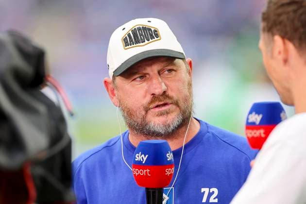 Trainer Steffen Baumgart (Hamburger SV) gibt ein Interview beim Pay-TV-Sender Sky, 2. Bundesliga, Hannover 96 vs Hamburger SV, Heinz von Heiden Arena am 23. August 2024 in Hannover, Deutschland. (Foto von Marco Steinbrenner DeFodi Images) Trainer Steffen Baumgart (Hamburger SV) gives an interview to the pay-TV channel Sky, 2. Bundesliga, Hannover 96 vs Hamburger SV, Heinz von Heiden Arena, August 23, 2024 in Hanover, Germany. (Photo by Marco Steinbrenner DeFodi Images) DFB DFL REGULATIONS PROHIBIT ANY USE OF PHOTOGRAPHS AS IMAGE SEQUENCES AND OR QUASI-VIDEO. Defodi-700_han_hsv_20240823_004