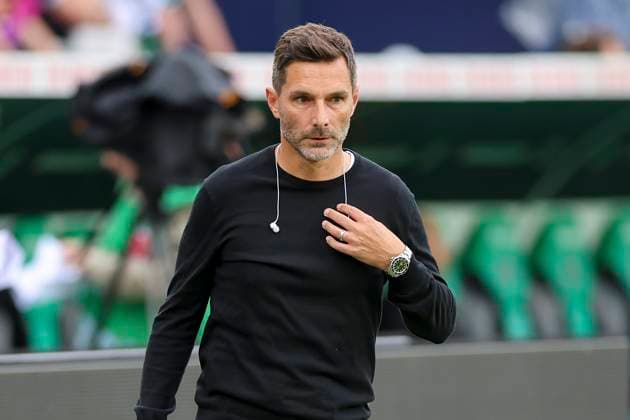 Trainer Stefan Leitl (Hannover 96) schaut, 2. Bundesliga, Hannover 96 vs Hamburger SV, Heinz von Heiden Arena am 23. August 2024 in Hannover, Deutschland. (Foto von Marco Steinbrenner DeFodi Images) Trainer Stefan Leitl (Hannover 96) looks on, 2. Bundesliga, Hannover 96 vs Hamburger SV, Heinz von Heiden Arena, August 23, 2024 in Hanover, Germany. (Photo by Marco Steinbrenner DeFodi Images) DFB DFL REGULATIONS PROHIBIT ANY USE OF PHOTOGRAPHS AS IMAGE SEQUENCES AND OR QUASI-VIDEO. Defodi-700_han_hsv_20240823_011
