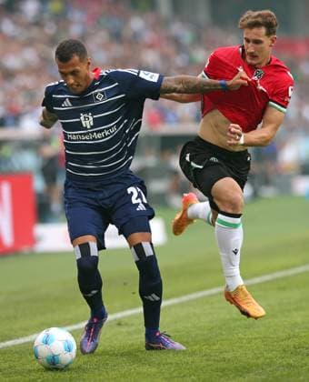 23.08.2024, Fussball 2. Bundesliga 2024 2025, 3. Spieltag, Hannover 96 - Hamburger SV, in der Heinz von Heiden Arena Hannover. (L-R) Robert Glatzel (Hamburg) gegen Phil Yannik Neumann (Hannover)