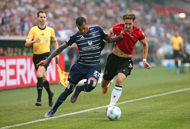23.08.2024, Fussball 2. Bundesliga 2024 2025, 3. Spieltag, Hannover 96 - Hamburger SV, in der Heinz von Heiden Arena Hannover. (L-R) Robert Glatzel (Hamburg) gegen Phil Yannik Neumann (Hannover)
