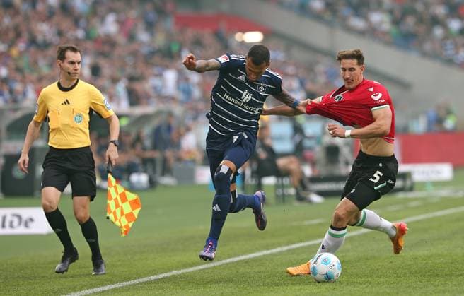 23.08.2024, Fussball 2. Bundesliga 2024 2025, 3. Spieltag, Hannover 96 - Hamburger SV, in der Heinz von Heiden Arena Hannover. (L-R) Robert Glatzel (Hamburg) gegen Phil Yannik Neumann (Hannover)