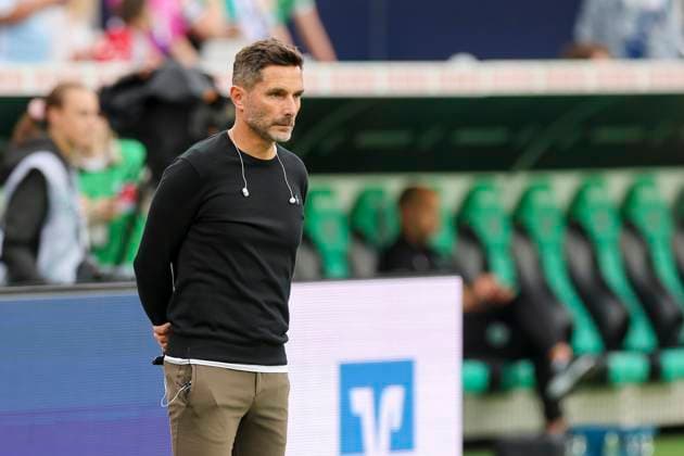 Trainer Stefan Leitl (Hannover 96) schaut, 2. Bundesliga, Hannover 96 vs Hamburger SV, Heinz von Heiden Arena am 23. August 2024 in Hannover, Deutschland. (Foto von Marco Steinbrenner DeFodi Images) Trainer Stefan Leitl (Hannover 96) looks on, 2. Bundesliga, Hannover 96 vs Hamburger SV, Heinz von Heiden Arena, August 23, 2024 in Hanover, Germany. (Photo by Marco Steinbrenner DeFodi Images) DFB DFL REGULATIONS PROHIBIT ANY USE OF PHOTOGRAPHS AS IMAGE SEQUENCES AND OR QUASI-VIDEO. Defodi-700_han_hsv_20240823_012