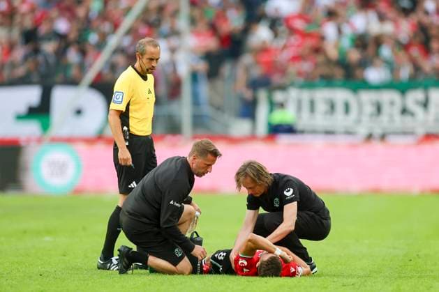 Enzo Leopold (Hannover 96) wird verletzt auf dem Platz behandelt, 2. Bundesliga, Hannover 96 vs Hamburger SV, Heinz von Heiden Arena am 23. August 2024 in Hannover, Deutschland. (Foto von Marco Steinbrenner DeFodi Images) Enzo Leopold (Hannover 96) is treated for injuries on the pitch, 2. Bundesliga, Hannover 96 vs Hamburger SV, Heinz von Heiden Arena, August 23, 2024 in Hanover, Germany. (Photo by Marco Steinbrenner DeFodi Images) DFB DFL REGULATIONS PROHIBIT ANY USE OF PHOTOGRAPHS AS IMAGE SEQUENCES AND OR QUASI-VIDEO. Defodi-700_han_hsv_20240823_018