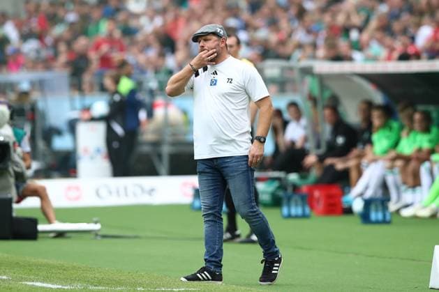 23.08.2024, xtgx, Fussball - 2.Bundesliga, Hannover 96 - Hamburger SV emspor, v.l. Steffen Baumgart (HSV, Trainer) gibt Anweisungen, gestikuliert mit den Armen, gesticulate, gives instructions (DFL DFB REGULATIONS PROHIBIT ANY USE OF PHOTOGRAPHS as IMAGE SEQUENCES and or QUASI-VIDEO) Hannover
