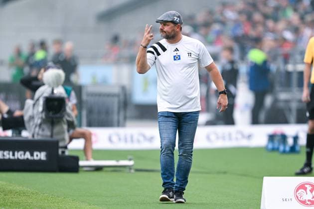 Sport Bilder des Tages 2. Bundesliga - Hannover 06 - Hamburger SV am 23.08.2024 in der HDI Arena in Hannover Trainer Steffen Baumgart (Hamburg) gibt lautstark Anweisungen
