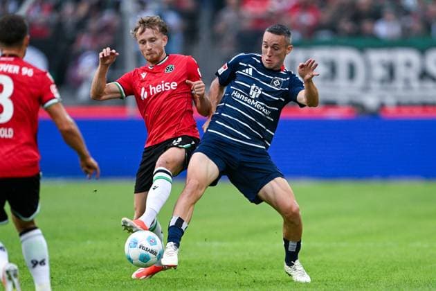 2. Bundesliga - Hannover 06 - Hamburger SV am 23.08.2024 in der HDI Arena in Hannover Jannik Dehm (Hannover 96) im Zweikampf gegen Silvan Hefti (Hamburg)