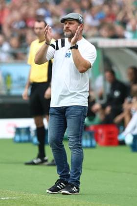 23.08.2024, xtgx, Fussball - 2.Bundesliga, Hannover 96 - Hamburger SV emspor, v.l. Steffen Baumgart (HSV, Trainer) gibt Anweisungen, gestikuliert mit den Armen, gesticulate, gives instructions (DFL DFB REGULATIONS PROHIBIT ANY USE OF PHOTOGRAPHS as IMAGE SEQUENCES and or QUASI-VIDEO) Hannover