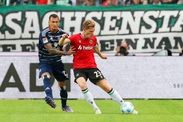 Davie Selke (Hamburger SV) und Marcel Halstenberg (Hannover 96) kaempfen um den Ball, 2. Bundesliga, Hannover 96 vs Hamburger SV, Heinz von Heiden Arena am 23. August 2024 in Hannover, Deutschland. (Foto von Marco Steinbrenner DeFodi Images) Davie Selke (Hamburger SV) und Marcel Halstenberg (Hannover 96) battle for the ball, 2. Bundesliga, Hannover 96 vs Hamburger SV, Heinz von Heiden Arena, August 23, 2024 in Hanover, Germany. (Photo by Marco Steinbrenner DeFodi Images) DFB DFL REGULATIONS PROHIBIT ANY USE OF PHOTOGRAPHS AS IMAGE SEQUENCES AND OR QUASI-VIDEO. Defodi-700_han_hsv_20240823_019