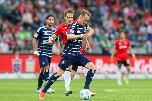 Max Christiansen (Hannover 96) und Sebastian Schonlau (Hamburger SV) kaempfen um den Ball, 2. Bundesliga, Hannover 96 vs Hamburger SV, Heinz von Heiden Arena am 23. August 2024 in Hannover, Deutschland. (Foto von Marco Steinbrenner DeFodi Images) Max Christiansen (Hannover 96) und Sebastian Schonlau (Hamburger SV) battle for the ball, 2. Bundesliga, Hannover 96 vs Hamburger SV, Heinz von Heiden Arena, August 23, 2024 in Hanover, Germany. (Photo by Marco Steinbrenner DeFodi Images) DFB DFL REGULATIONS PROHIBIT ANY USE OF PHOTOGRAPHS AS IMAGE SEQUENCES AND OR QUASI-VIDEO. Defodi-700_han_hsv_20240823_020