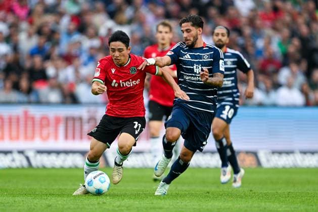 2. Bundesliga - Hannover 06 - Hamburger SV am 23.08.2024 in der HDI Arena in Hannover Hyunju Lee (Hannover 96) im Zweikampf gegen Ludovit Reis (Hamburg).