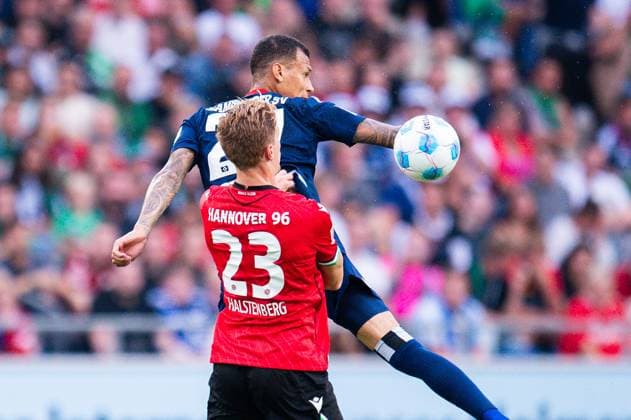 23.08.2024 - Fußball, 2024 2025, 2. Bundesliga, 3. Spieltag, Hannover 96 - Hamburger SV: (L-R) Marcel Halstenberg (Hannover), Davie Selke (Hamburg) DFL REGULATIONS PROHIBIT ANY USE OF PHOTOGRAPHS AS IMAGE SEQUENCES AND OR QUASI-VIDEO.