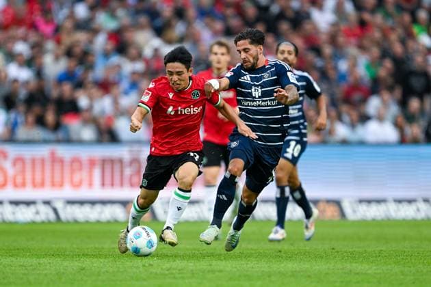 2. Bundesliga - Hannover 06 - Hamburger SV am 23.08.2024 in der HDI Arena in Hannover Hyunju Lee (Hannover 96) im Zweikampf gegen Ludovit Reis (Hamburg).