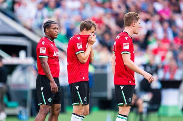 23.08.2024 - Fußball, 2024 2025, 2. Bundesliga, 3. Spieltag, Hannover 96 - Hamburger SV: (L-R) Jessic Ngankam (Hannover), Max Christiansen (Hannover), Marcel Halstenberg (Hannover) DFL REGULATIONS PROHIBIT ANY USE OF PHOTOGRAPHS AS IMAGE SEQUENCES AND OR QUASI-VIDEO.