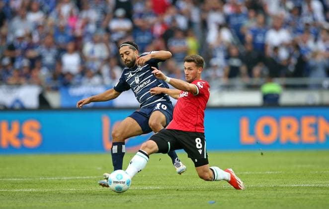 23.08.2024, Fussball 2. Bundesliga 2024 2025, 3. Spieltag, Hannover 96 - Hamburger SV, in der Heinz von Heiden Arena Hannover. (L-R) Immanuel Pherai (Hamburg) gegen Enzo Leopold (Hannover)