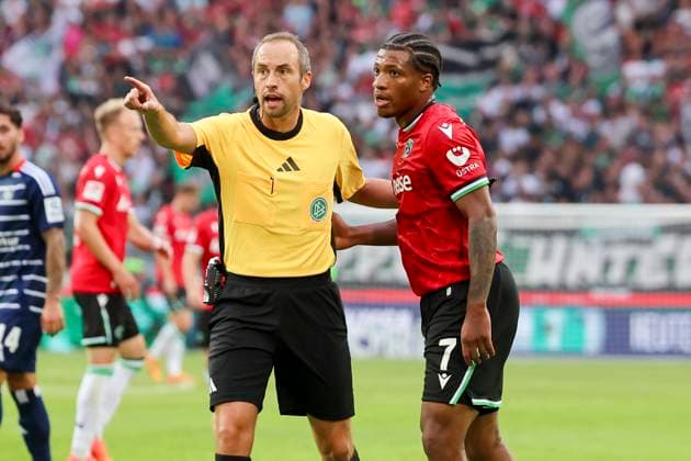 Schiedsrichter Patrick Alt und Jessic Ngankam (Hannover 96) unterhalten sich, 2. Bundesliga, Hannover 96 vs Hamburger SV, Heinz von Heiden Arena am 23. August 2024 in Hannover, Deutschland. (Foto von Marco Steinbrenner DeFodi Images) Schiedsrichter Patrick Alt und Jessic Ngankam (Hannover 96) talk together, 2. Bundesliga, Hannover 96 vs Hamburger SV, Heinz von Heiden Arena, August 23, 2024 in Hanover, Germany. (Photo by Marco Steinbrenner DeFodi Images) DFB DFL REGULATIONS PROHIBIT ANY USE OF PHOTOGRAPHS AS IMAGE SEQUENCES AND OR QUASI-VIDEO. Defodi-700_han_hsv_20240823_023