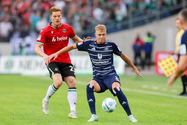 Marcel Halstenberg (Hannover 96) und Adam Karabec (Hamburger SV) kaempfen um den Ball, 2. Bundesliga, Hannover 96 vs Hamburger SV, Heinz von Heiden Arena am 23. August 2024 in Hannover, Deutschland. (Foto von Marco Steinbrenner DeFodi Images) Marcel Halstenberg (Hannover 96) und Adam Karabec (Hamburger SV) battle for the ball, 2. Bundesliga, Hannover 96 vs Hamburger SV, Heinz von Heiden Arena, August 23, 2024 in Hanover, Germany. (Photo by Marco Steinbrenner DeFodi Images) DFB DFL REGULATIONS PROHIBIT ANY USE OF PHOTOGRAPHS AS IMAGE SEQUENCES AND OR QUASI-VIDEO. Defodi-700_han_hsv_20240823_024