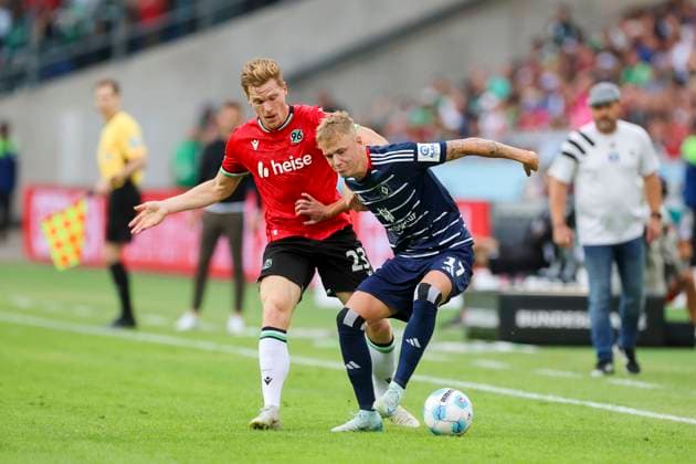 Marcel Halstenberg (Hannover 96) und Adam Karabec (Hamburger SV) kaempfen um den Ball, 2. Bundesliga, Hannover 96 vs Hamburger SV, Heinz von Heiden Arena am 23. August 2024 in Hannover, Deutschland. (Foto von Marco Steinbrenner DeFodi Images) Marcel Halstenberg (Hannover 96) und Adam Karabec (Hamburger SV) battle for the ball, 2. Bundesliga, Hannover 96 vs Hamburger SV, Heinz von Heiden Arena, August 23, 2024 in Hanover, Germany. (Photo by Marco Steinbrenner DeFodi Images) DFB DFL REGULATIONS PROHIBIT ANY USE OF PHOTOGRAPHS AS IMAGE SEQUENCES AND OR QUASI-VIDEO. Defodi-700_han_hsv_20240823_026