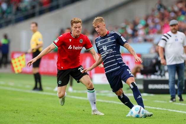 Marcel Halstenberg (Hannover 96) und Adam Karabec (Hamburger SV) kaempfen um den Ball, 2. Bundesliga, Hannover 96 vs Hamburger SV, Heinz von Heiden Arena am 23. August 2024 in Hannover, Deutschland. (Foto von Marco Steinbrenner DeFodi Images) Marcel Halstenberg (Hannover 96) und Adam Karabec (Hamburger SV) battle for the ball, 2. Bundesliga, Hannover 96 vs Hamburger SV, Heinz von Heiden Arena, August 23, 2024 in Hanover, Germany. (Photo by Marco Steinbrenner DeFodi Images) DFB DFL REGULATIONS PROHIBIT ANY USE OF PHOTOGRAPHS AS IMAGE SEQUENCES AND OR QUASI-VIDEO. Defodi-700_han_hsv_20240823_025